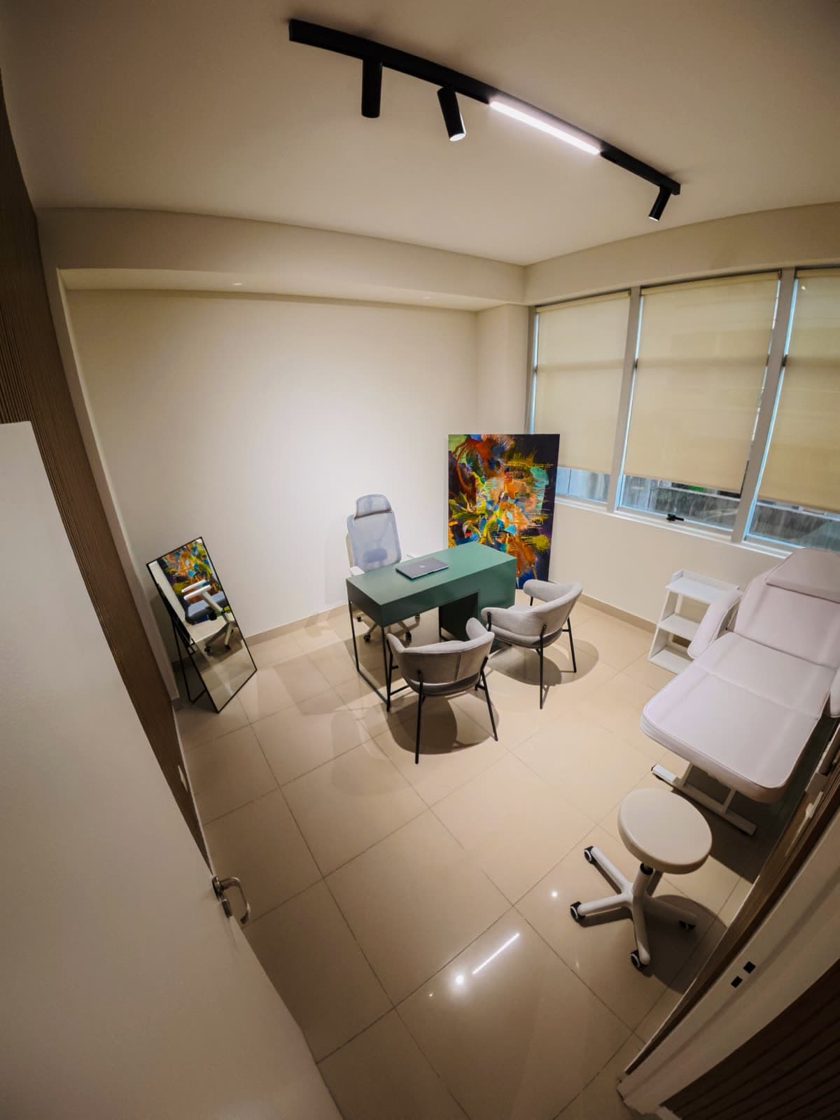 Consultorio 3 en Av. Córdoba 5779: escritorio, sillas, camilla y ventanal