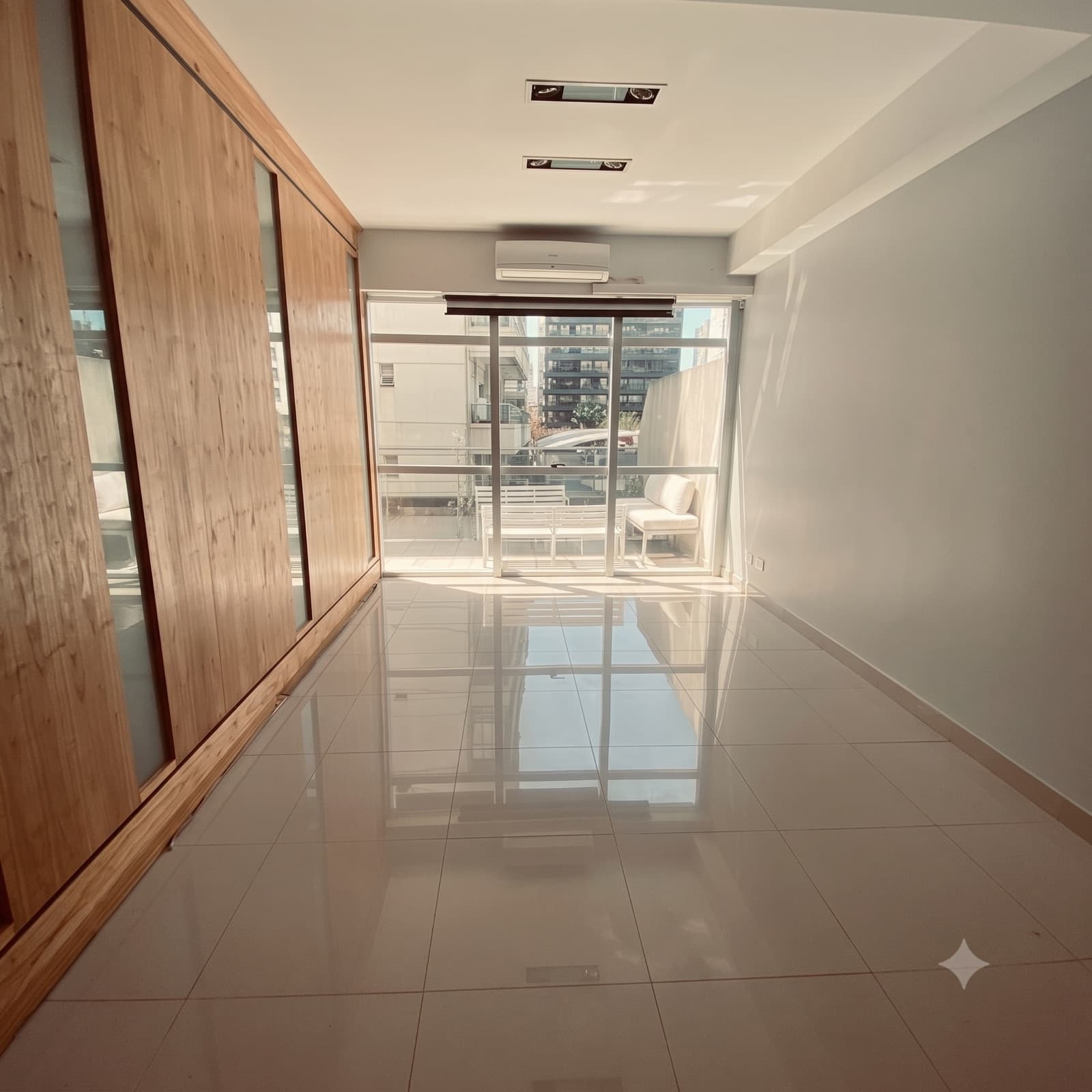 Consultorio terminado, con piso pulido y salida a la terraza del piso