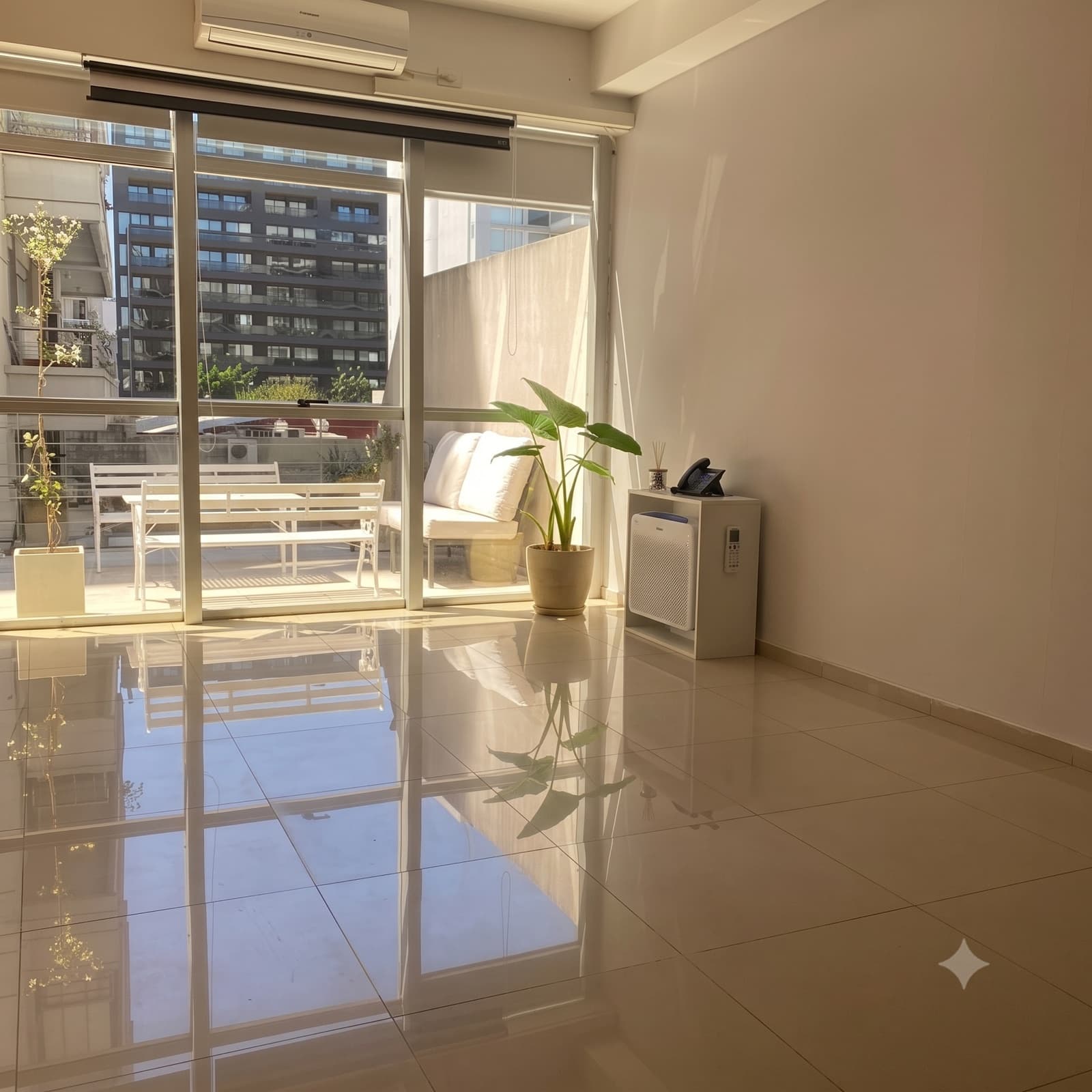 Consultorio amplio y luminoso, con ventanal y salida a la terraza común del piso